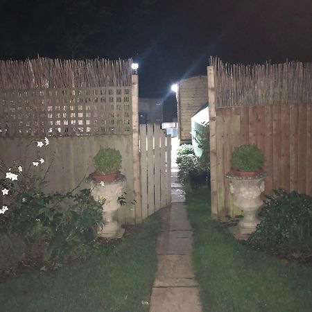 Cosy Garden Log Cabin Salisbury Exterior photo