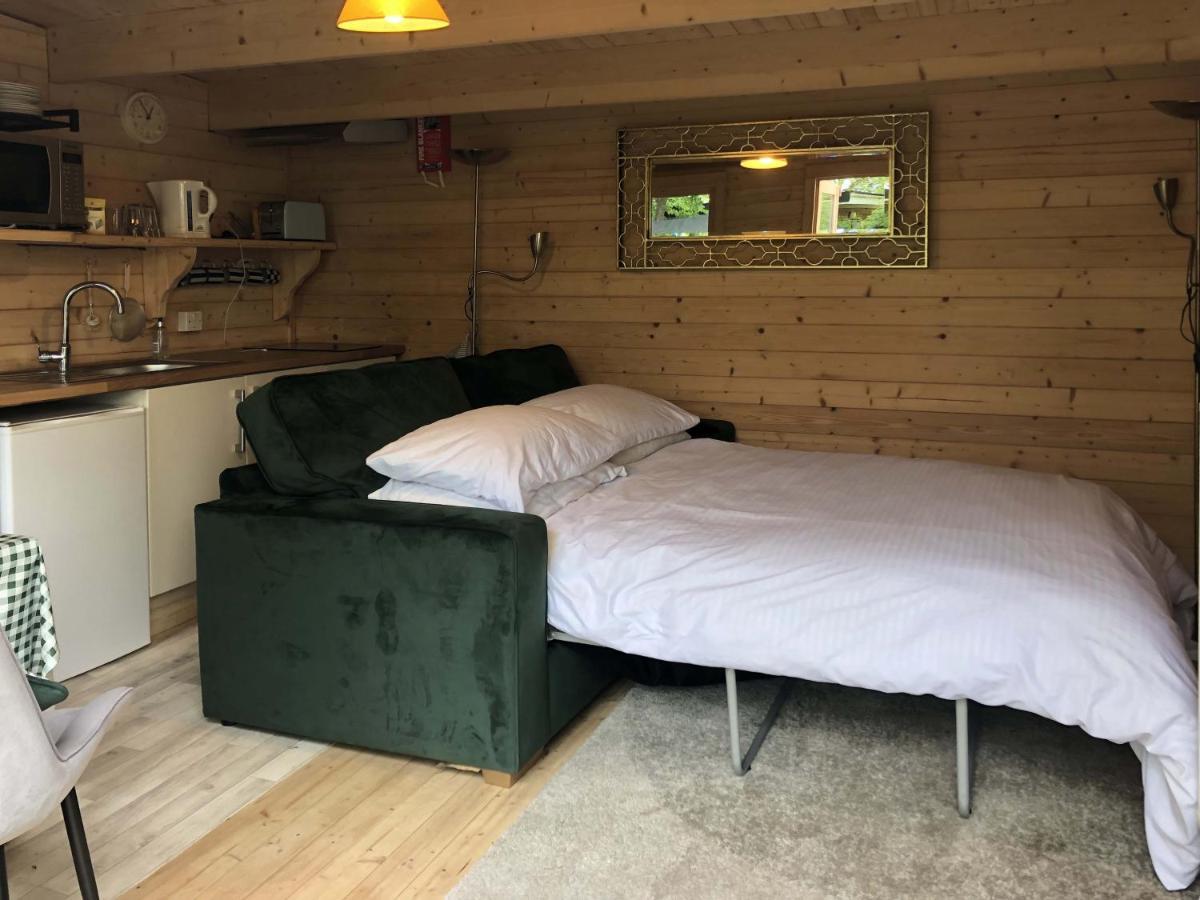 Cosy Garden Log Cabin Salisbury Exterior photo