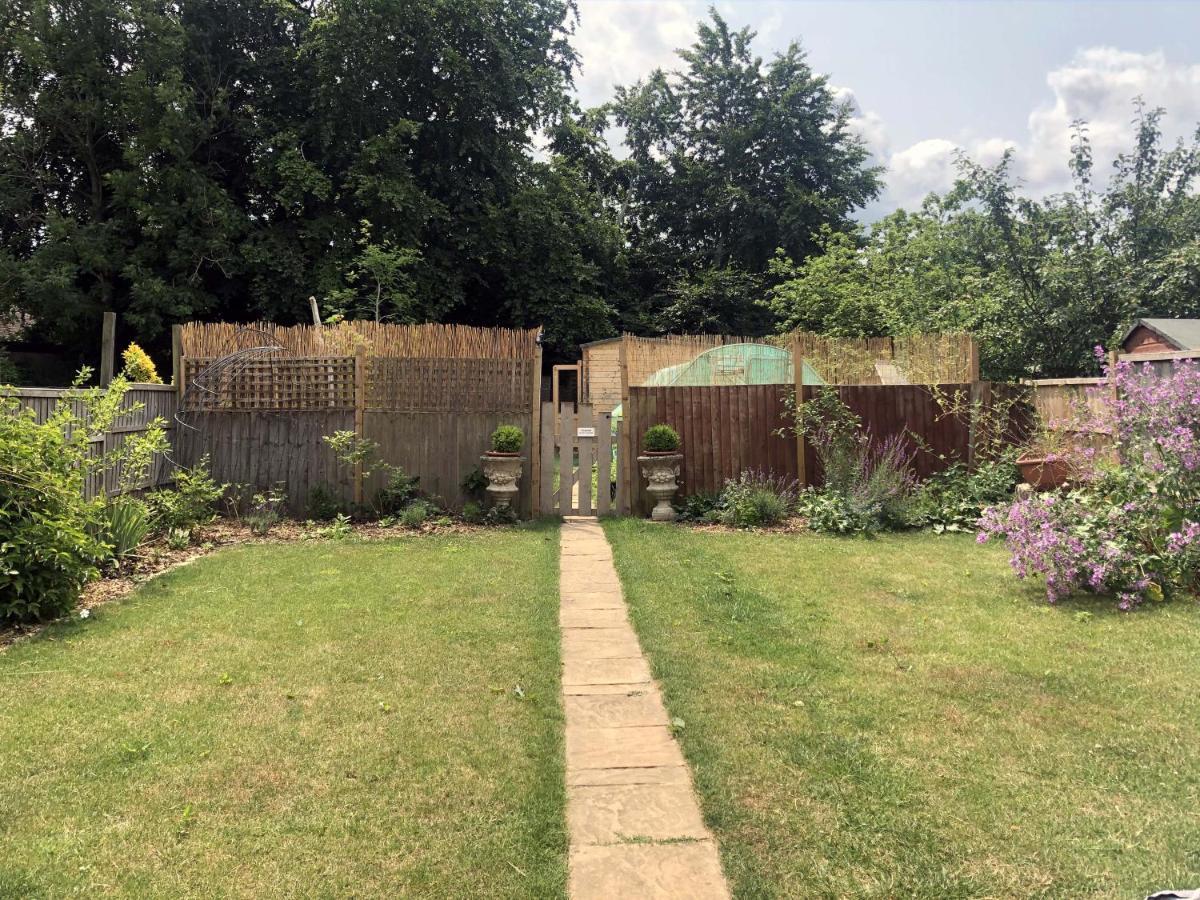 Cosy Garden Log Cabin Salisbury Exterior photo