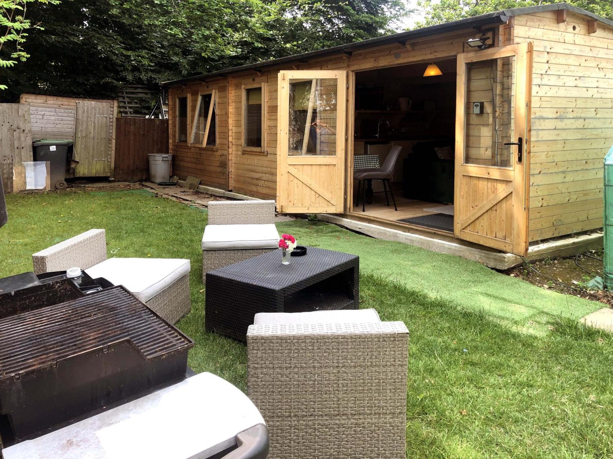 Cosy Garden Log Cabin Salisbury Exterior photo