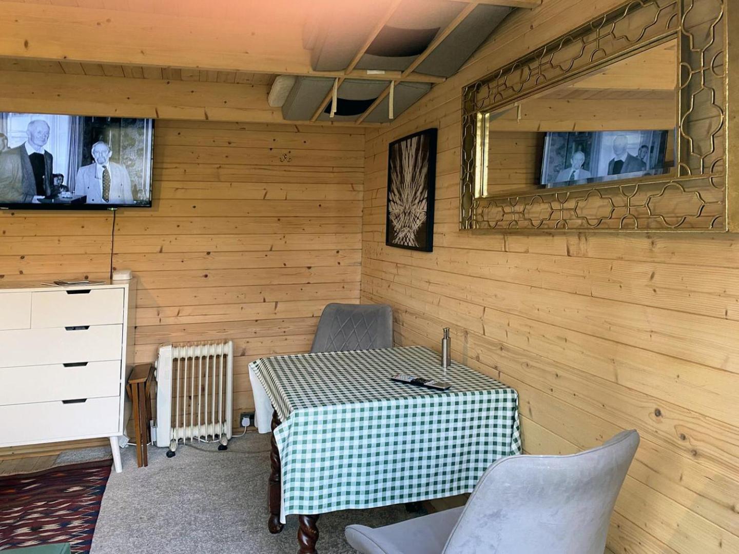 Cosy Garden Log Cabin Salisbury Exterior photo